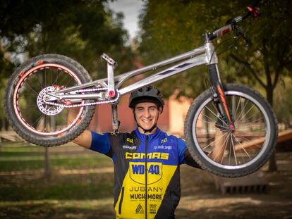 Eloi Palau, ciclista de trail, fotografiado en el Trialsport Club Esportiu Osona, en Vic