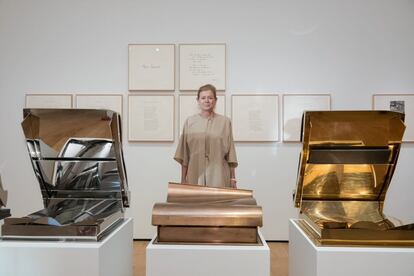 

El Bellas Artes de Bilbao, con motivo del 25 aniversario de la editorial Ivorypress, fundada por Elena Ochoa Foster, acoge dos de sus primeras obras: Open Secret (2004) de Anthony Caro, y Reflections (2002) de Chillida.