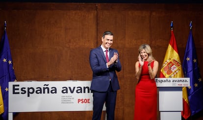 Pedro Sánchez, presidente del Gobierno en funciones, y Yolanda Díaz, vicepresidenta en funciones, firman el acuerdo entre PSOE y SUMAR en el Museo Reina Sofía, en Madrid.