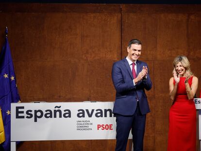 Pedro Sánchez, presidente del Gobierno en funciones, y Yolanda Díaz, vicepresidenta en funciones, firman el acuerdo entre PSOE y SUMAR en el Museo Reina Sofía, en Madrid.