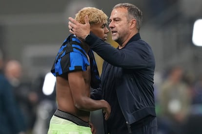 El técnico azulgrana Flick trata de consolar a Yamal después de caer ante el Inter.
