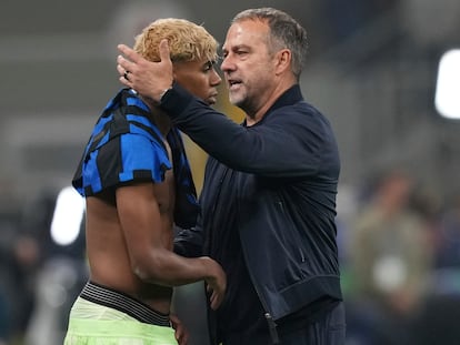 El técnico azulgrana Flick trata de consolar a Yamal después de caer ante el Inter.