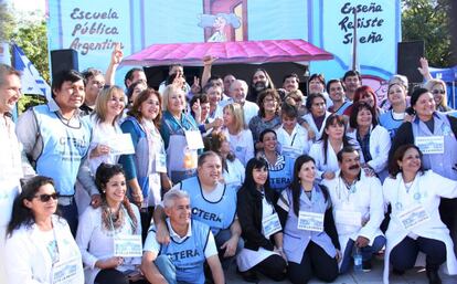 Maestros argentinos posan frente a la &#039;Escuela intinerante&quot; montada por los gremios en la provincia de Formosa, en mayo pasado.