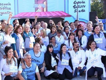 Maestros argentinos posan frente a la &#039;Escuela intinerante&quot; montada por los gremios en la provincia de Formosa, en mayo pasado.