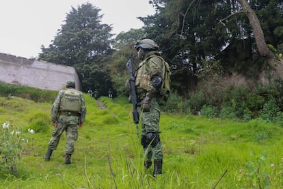 Elementos del ejército investigan en el lugar donde las dos jóvenes fueron encontradas, en San Andrés Topilejo.