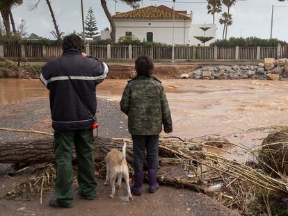 El río Anna en su desembocadura en la Playa de Burriana, tras unas lluvias torrenciales.