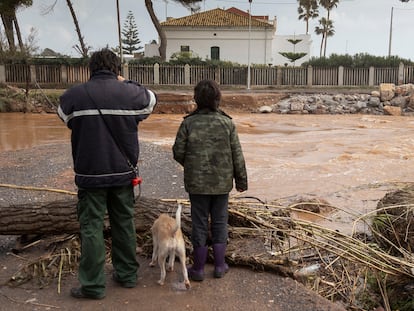 El río Anna en su desembocadura en la Playa de Burriana, tras unas lluvias torrenciales.