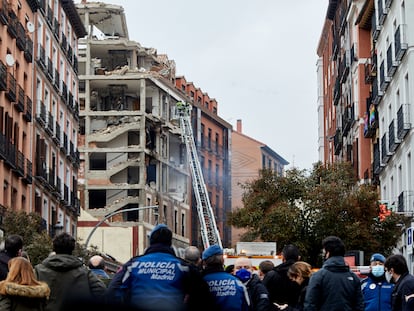 Bombeiros buscam vítimas em Madri após explosão destruir prédio no centro da capital espanhola nesta quarta-feira.