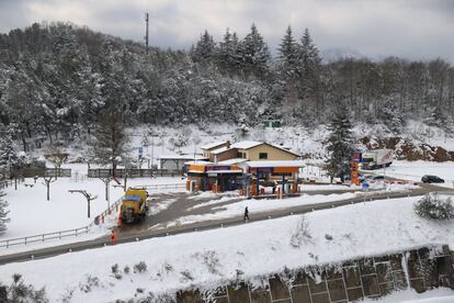 Habitantes de Coll de Revell se preparan para la fuerte nevada, el 27 de febrero.