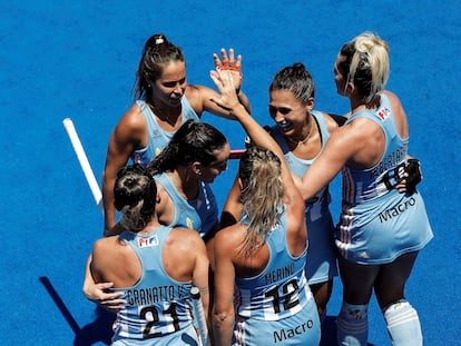 Jugadoras de la selección argentina de hockey sobre césped celebran en un partido ante España en la previa a los Olímpicos, el 7 de julio.