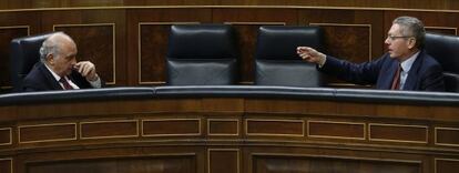 Los ministros de Justicia, Alberto Ruiz Gallardón (d) y de Interior, Jorge Fernández Díaz, durante el pleno del Congreso de los Diputados.