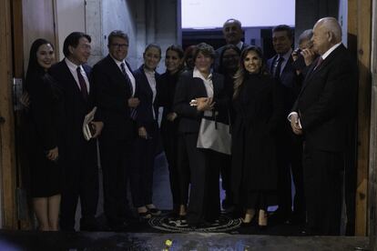 Algunos de los militantes de Morena citados por López Obrador en Ciudad de México, la noche de este lunes.