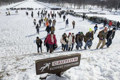 People walk up the steps to the Lincoln Memorial February 17, 2015 in Washington, DC. The DC area received several inches of snow effecting public transportation and shutting down the Federal Government. AFP PHOTO/Brendan SMIALOWSKI