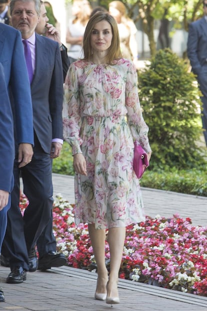 Doña Letizia, con un diseño que es casi idéntico a otro vestido del gigante textil de Amancio Ortega que llevó en julio de hace un año en el acto de entrega de las becas Fundación Iberdrola en Madrid. En esa ocasión, el traje con el estampado de flores en tonos más pastel costaba 49 euros.