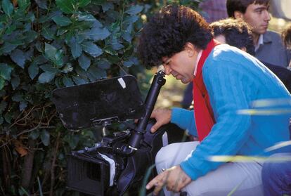 Pedro Almodóvar en el rodaje de 'Matador', en 1985. |