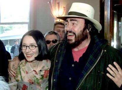 Luciano Pavarotti con su segunda esposa, Nicoletta Mantovani.