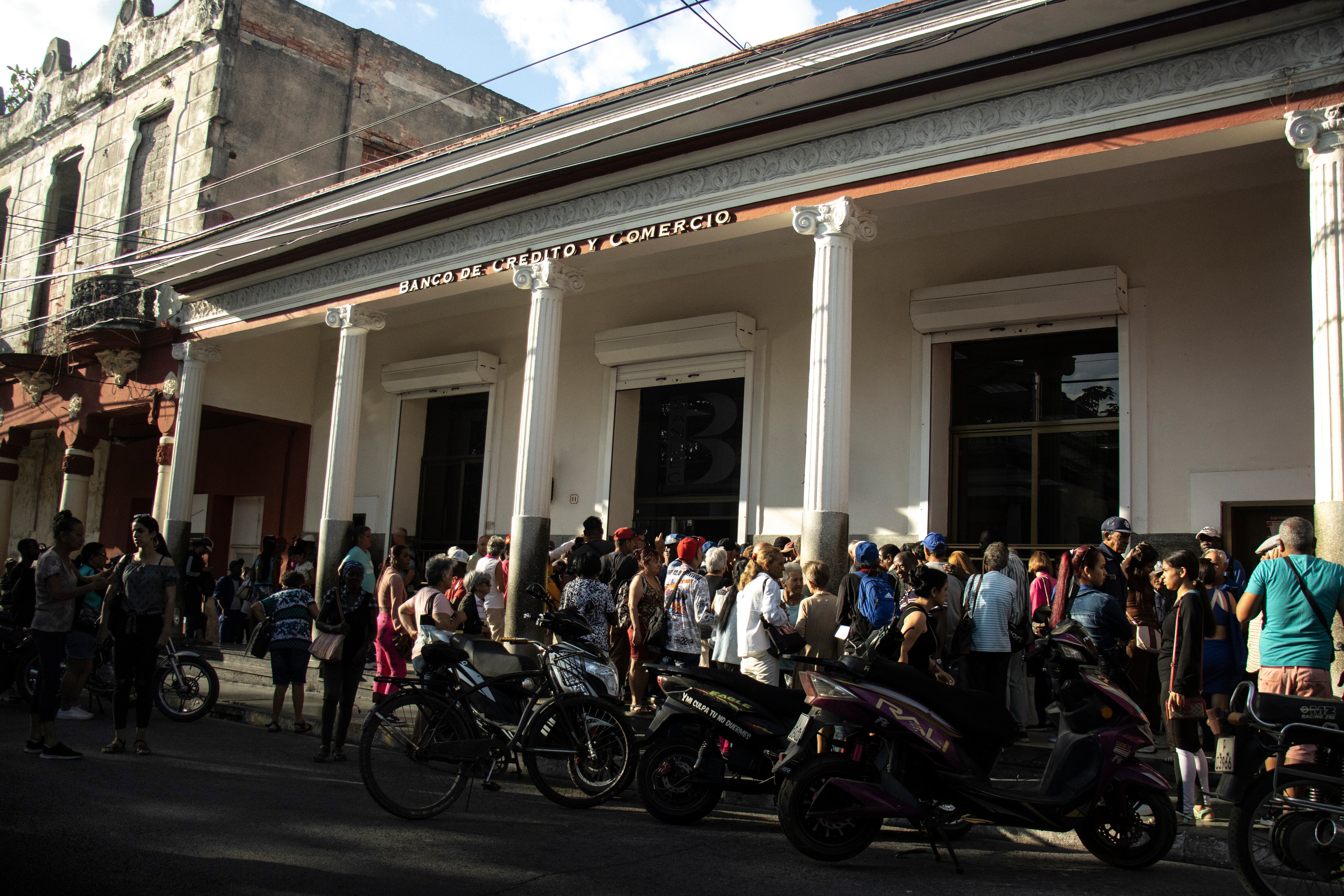 FIla en las afueras de un banco en Pinar del Río, Cuba. en 2026.