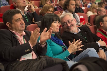 Micaela Navarro entre Francisco Reyes y Antonio Ávila, en el congreso extraordinario del PSOE-A.