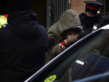 Els mossos traslladen un home detingut durant l'operació policial.