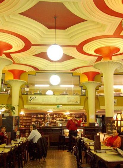 Interior del café del teatro Jovellanos