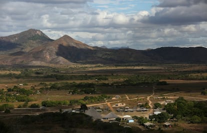 Una década después de que los macuxi ganaron una sangrienta batalla legal para expulsar a los plantadores de arroz de su reserva en una zona remota de Brasil, su control sobre las tierras ancestrales se ve amenazado nuevamente por el nuevo presidente, Jair Bolsonaro. En la imagen, una vista general de la comunidad de Maturuca en la reserva Raposa do Sol (Brasil).