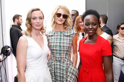 Numerosos rostros se han dado cita en el desfile de Dior. En la image, de izquierda a derecha: la actriz Emily Blunt, la modelo Rosie Huntington-Whiteley y la intérprete Lupita Nyong'o entre bambalinas del desfile.