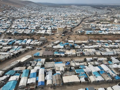 Vista aérea del campamento de Karama (Dignidad) para sirios desplazados en la zona de Atma, al norte de la ciudad de Idlib, en la frontera sirio-turca. Es el campo más grande en el noreste de Siria y aquí, miles de personas empobrecidas sufren inviernos extremadamente fríos y húmedos y veranos muy calurosos. Hay 2,8 millones de personas desplazadas por el conflicto en el noroeste de Siria. 1,7 millones de ellas viven en campamentos o asentamientos informales.