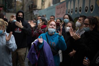 Un grup de veïns celebra la paralització d'un desnonament al carrer Aurora del Raval.