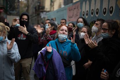 Un grup de veïns celebra la paralització d'un desnonament al carrer Aurora del Raval.  