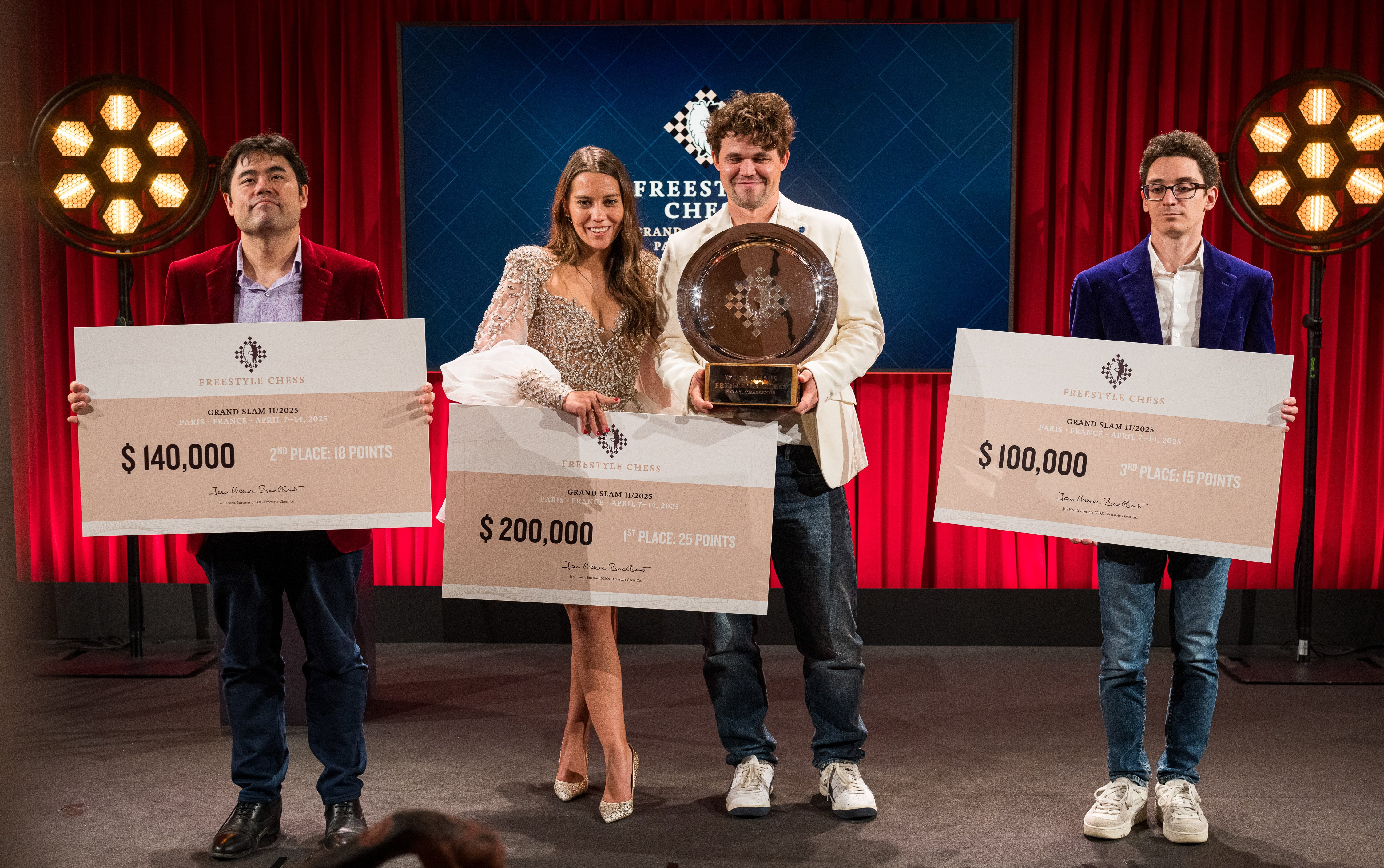 De izquierda a derecha: Nakamura (2º),  Holly Buettner (esposa del mecenas Jan Buettner), Carlsen (vencedor) y Caruana (3º), durante la entrega de premios del torneo 'freestyle', el pasado abril en París