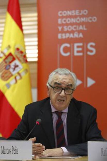 El presidente del Consejo Económico y Social (CES), Marcos Peña, durante la presentación hoy de un informe sobre "Nueva gobernanza económica en la Unión Europea".