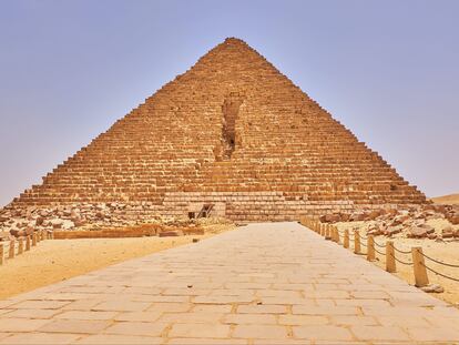 Vista de la pirámide de Micerino, construida hacia el año 2.500 antes de la Era Común.