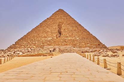 Vista de la pirámide de Micerino, construida hacia el año 2.500 antes de la Era Común.