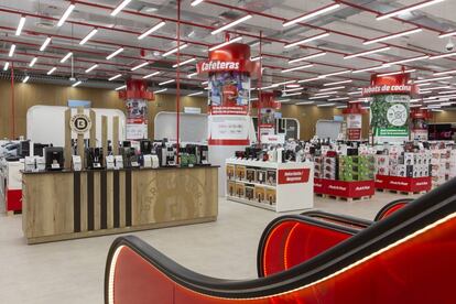 Interior de la reformada tienda de MediaMarkt en Majadahonda