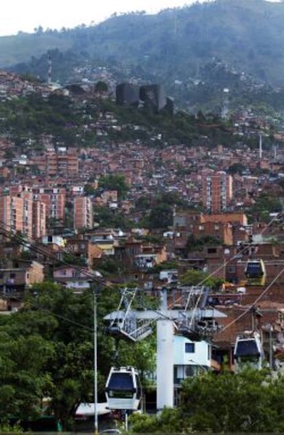Vista del telef&eacute;rico de Medell&iacute;n volando sobre el barrio de Santo Domingo.
