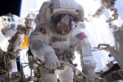 La astronauta de la NASA Peggy Whitson trabaja durante un paseo espacial durante la Expedición 50, abordo de la Estación Espacial Internacional. Whitson y su compañera Shane Kimbrough han instalado con éxito tres nuevas placas adaptadoras, y han colocado conexiones eléctricas para tres de las nuevas seis baterías de litio.