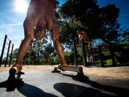 Dos hombres hacen ejercicio en el parque del Retiro, en Madrid, hace unos días.