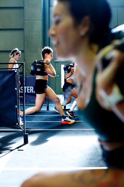 Prueba femenina de Sandbag Lunges.