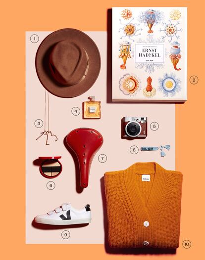 <p><b>Abracadabra</b></p>
<p><b>1.</b> Sombrero de fieltro de Woolrich. 100 euros. <b>2.</b> The Art and Science of Ernst Haeckel (Ernst Haeckel. Editorial Taschen, 2017). 150 euros. <b>3.</b> Colgante de números de plata bañados en oro de Marta Salinas. 195 euros el lote de dos. <b>4.</b> Eau de parfum Gabrielle Chanel, con flores blancas, madera de sándalo láctea, cáscara de mandarina, un toque de pomelo y una pizca de grosella negra, de Chanel. 137 euros / 100 mililitros. <b>5.</b> Cámara de fotos de Caprilephoto. 189 euros. <b>6.</b> Holiday Palette, con una bandeja de sombras de ojos y otra para el rostro, de Giorgio Armani. 135 euros. <b>7.</b> Sillín de cuero de Brooks. 110 euros. <b>8.</b>Pulsera de tela de Dior. 130 euros la unidad. <b>9.</b> Deportivas con velcros de Veja. 125 euros. <b>10.</b> Chaqueta de lana de Babaà. 195 euros. </p>