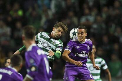 El jugador del Real Madrid Lucas Vázquez (d) disputa el balón con Adrien Silva (i).