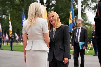 La jefa de protocolo de la Casa Blanca,Monica Crowley, recibe a presidenta de la República Italiana, Giorgia Meloni en Washington D.C. (Estador Unidos), este lunes. 