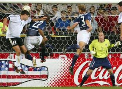 Ballack supera la acción de Sanneh y cabecea el gol del triunfo alemán.