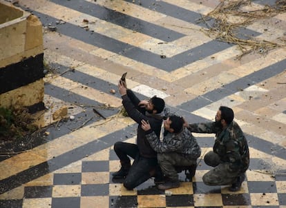 Vários combatentes pró-governo fazem uma ‘selfie’ no pátio da antiga mesquita dos Omíadas, em Aleppo, 13 de dezembro