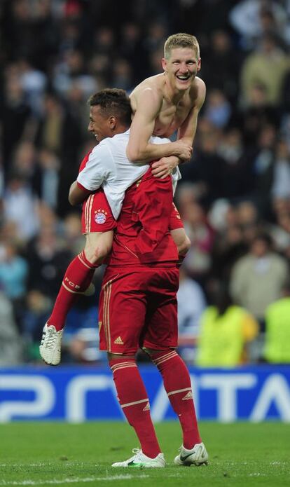 Schweinsteiger puso el broche a una eliminatoria muy disputada, anotando el último gol de la tanda de penaltis. En la imagen es aupado por Boateng.