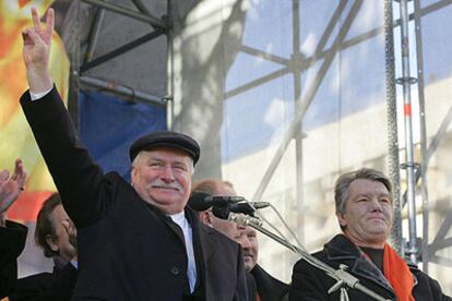 El ex presidente polaco Lech Walesa (izquierda) saluda a los manifestantes junto al líder opositor Yüshenko.