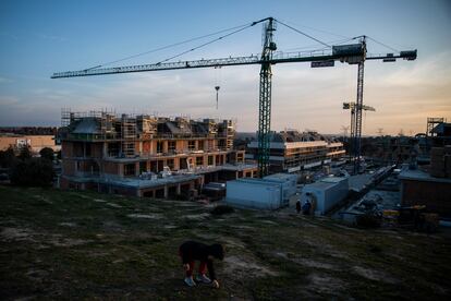 Promoción de viviendas en Boadilla del Monte, el pasado junio. El municipio madrileño es el que más porcentaje de sus ingresos fiscales recibe del impuesto de plusvalías.