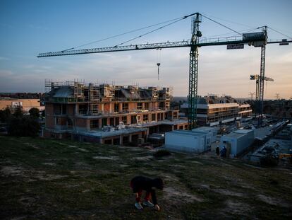 Promoción de viviendas en Boadilla del Monte, el pasado junio. El municipio madrileño es el que más porcentaje de sus ingresos fiscales recibe del impuesto de plusvalías.