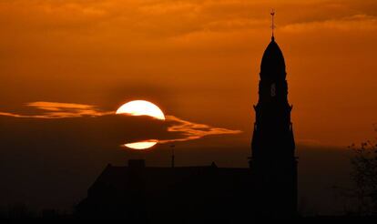 Solsticio de invierno. Puesta de sol en Saint-Fiacre-sur-Maine en Francia.