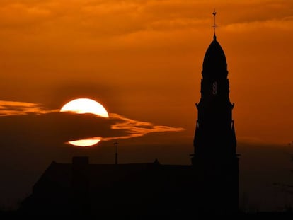 Solsticio de invierno. Puesta de sol en Saint-Fiacre-sur-Maine en Francia.