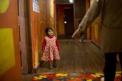 Jenny, de tres años, camina por un pasillo del centro de acogida en el que ahora vive, en El Alto, un suburbio de la capital boliviana de La Paz. Después de haber sido maltratada por sus padres, la encontraron viviendo en las calles. El centro está destinado a proporcionar refugio durante solo 24 horas, pero muchos niños permanecen durante semanas o incluso meses hasta que haya espacio disponible para ellos en una instalación más permanente. El de Jenny es un caso de los 300 millones de niños de dos a cuatro años de todo el mundo —es decir, unas tres cuartas partes— que sufren castigos físicos y/o psicológicos por parte de sus cuidadores en el hogar, según un reciente informe de Unicef titulado 'Una situación habitual: violencia en las vidas de los niños y los adolescentes'.